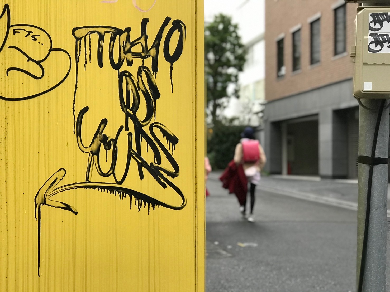 東京のストリートに突如現れた謎のグラフィティ “TOKYO is YOURS”の