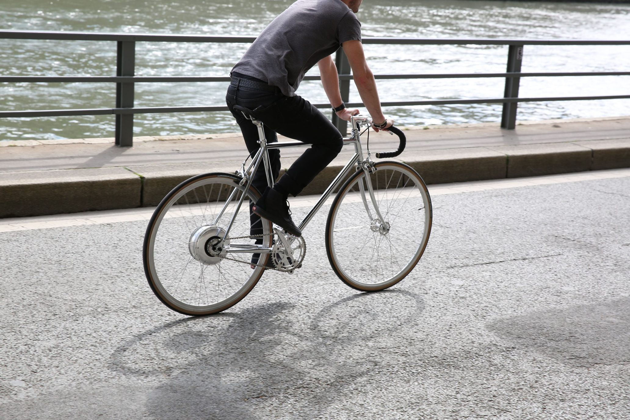 パリと東京のスピリットでさっそうと走る、フランス発のサイクリングブランド「ジテンシャ」 - TOKION