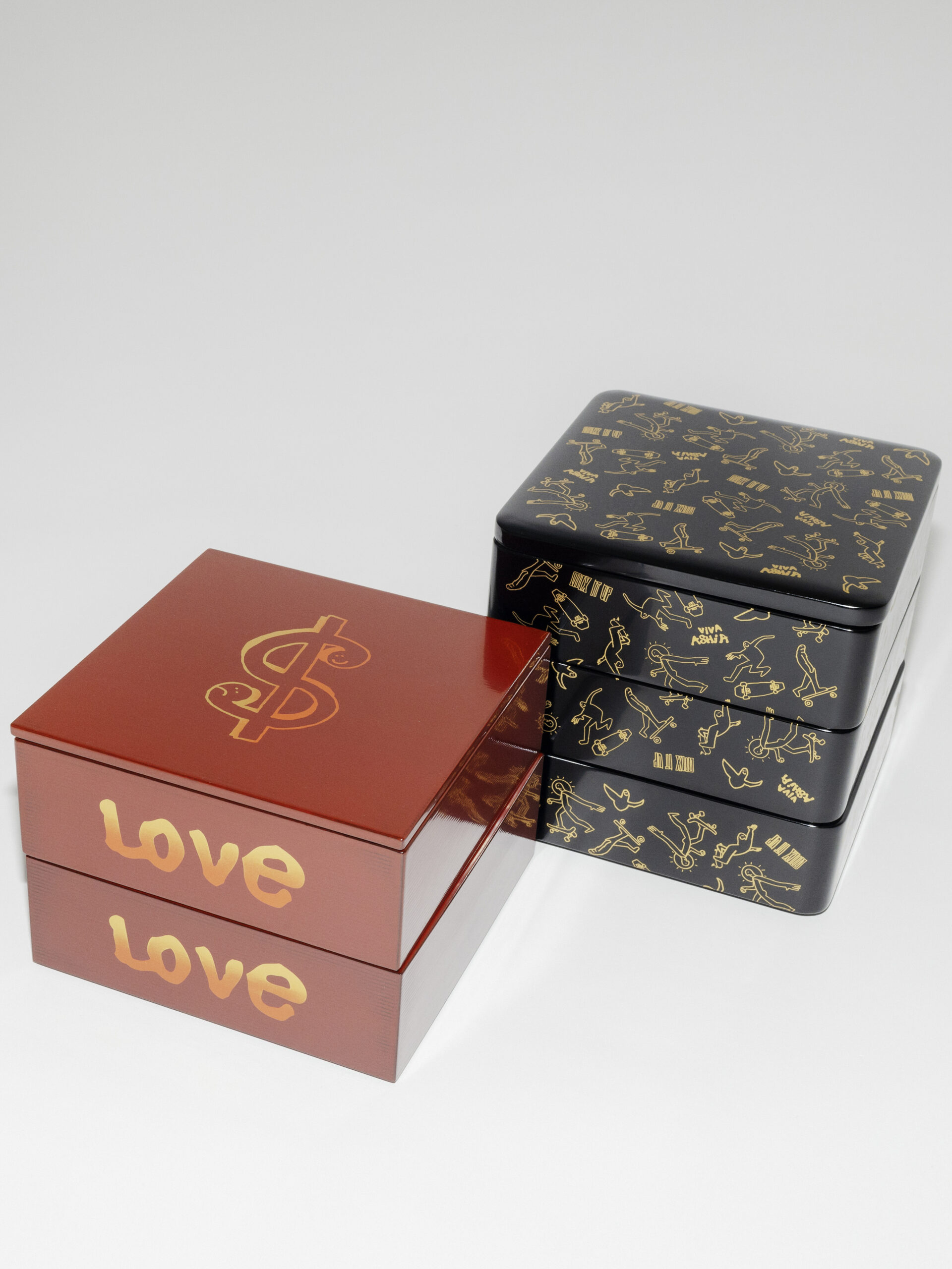 「漆琳堂」 × 「マルヒロ」 × マーク・ゴンザレスの重箱、左、“Doller & Love” ¥55,000、右、“Rider ＆ Angel” ¥77,000