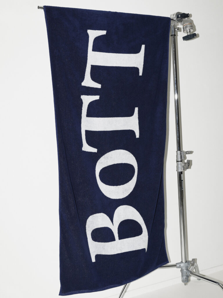 「ボット」のビーチタオル ¥11,000 サイズは、H170cm × W84cm