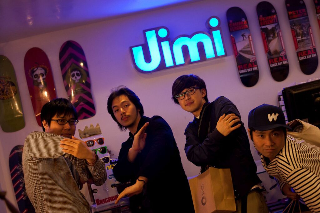 Next to Keiichi Kanda on the far left is Trix (唐世杰), the drummer of the Invisible magazine.