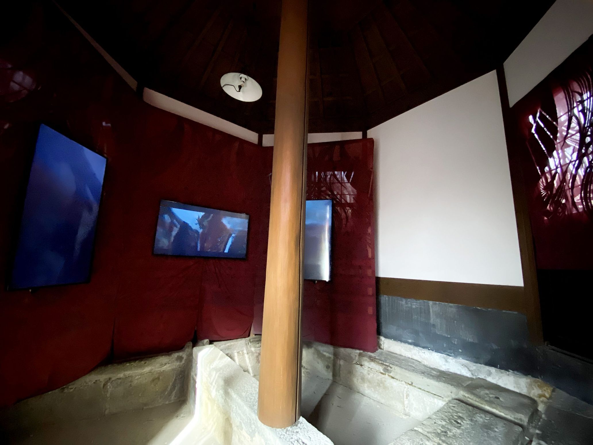 Video installation at the sentakuba-ato Photo by Takeshi Fukui (SOMA DESIGN) ©︎Konyoku Onsen Sekai Executive Committee