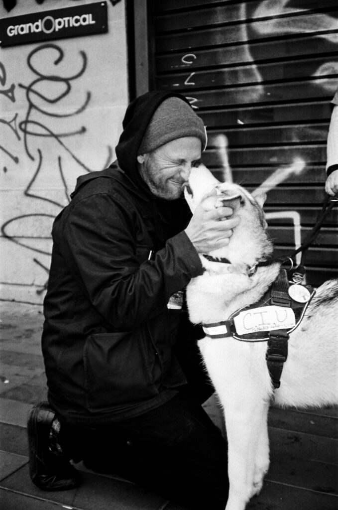 創作旅行、パリで遭遇したハスキー犬とのひとコマ。インスタアカウントにハスキーと名乗るくらいハスキー好きのマイクの素の姿 Photography Akiko Mihara
