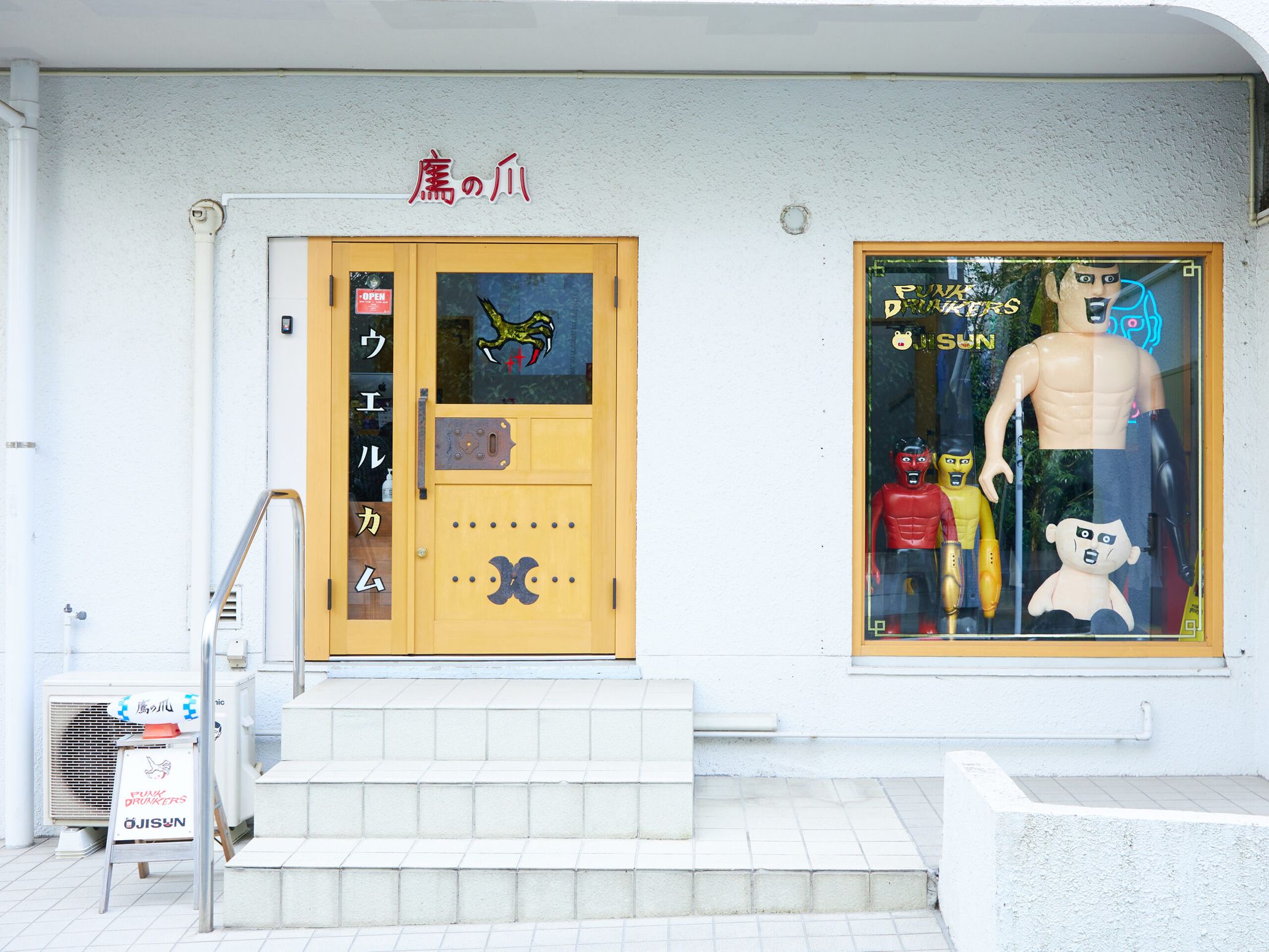 東京・千駄ヶ谷にある「鷹の爪」は「パンクドランカーズ」の旗艦店。ブランドの世界観をゲップが出るほど存分に体感できる