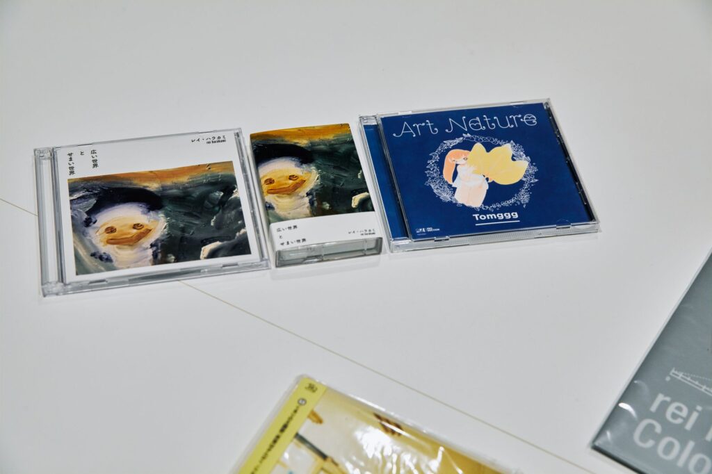 左から：レイ・ハラカミ初期作品集『広い世界 と せまい世界』（2021年）、同作カセットテープ、Tomggg『Art Nature』（2016年）