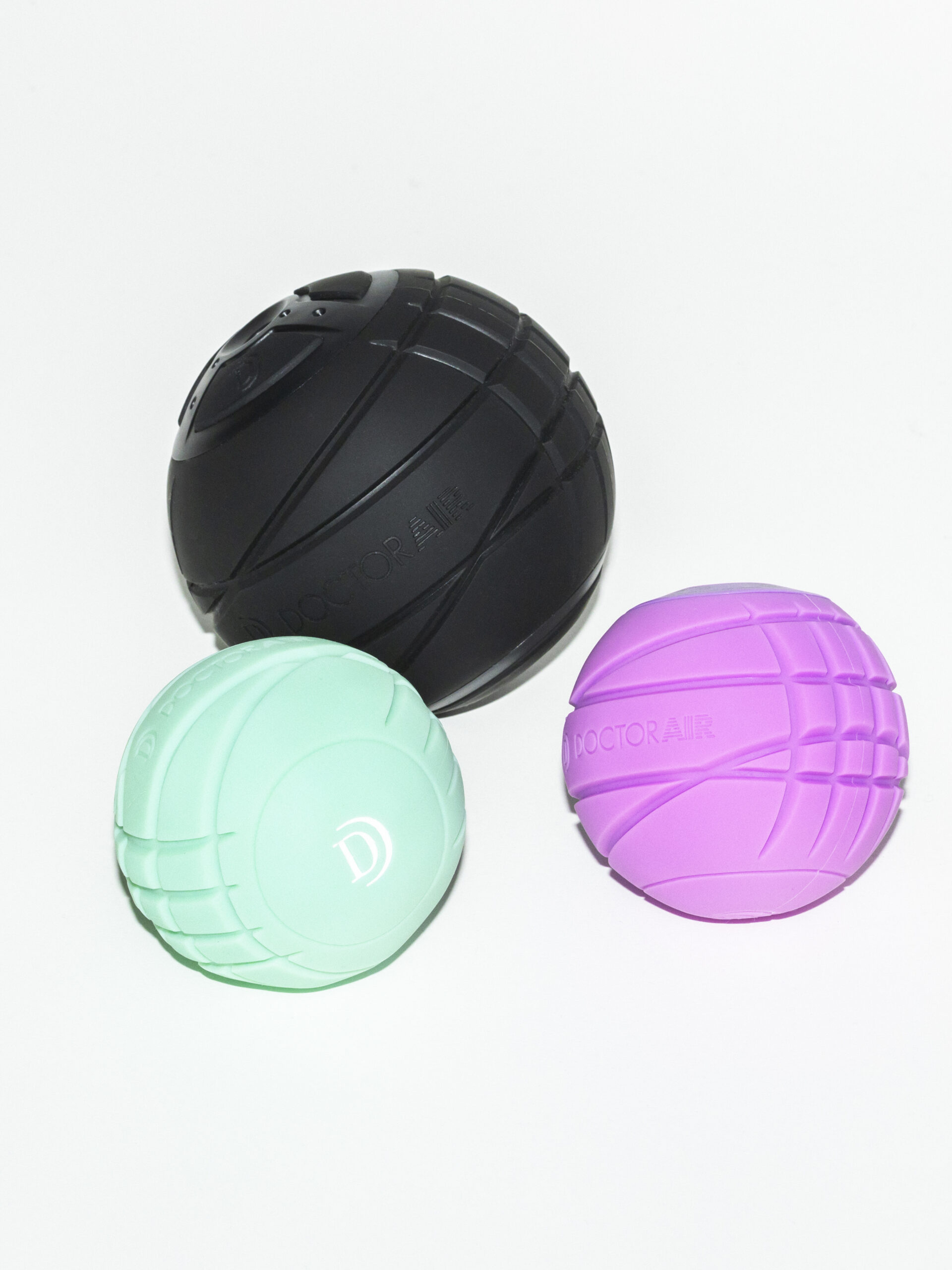 上から時計回りに、「ドクターエア」のストレッチサポート機器 “3Dコンディショニングボール” ¥12,800、“3Dコンディショニングボールスマート” 各¥9,800