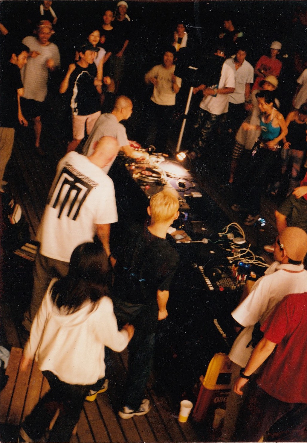 2001年、千葉ポートタワーにて開催された始まり当初の「FUTURE TERROR」。センターでプレイしているのはDJ NOBU
