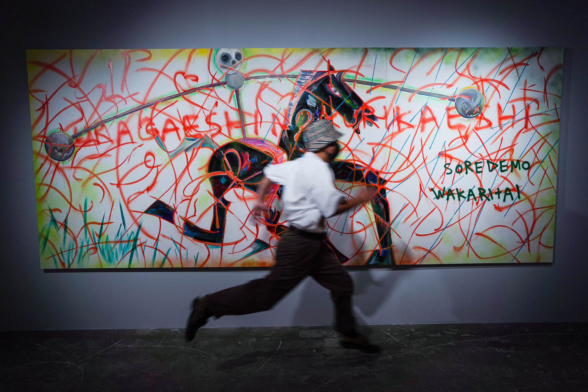 アーティスト、NAZEの作品に描かれた意味深なメッセージの謎に迫る