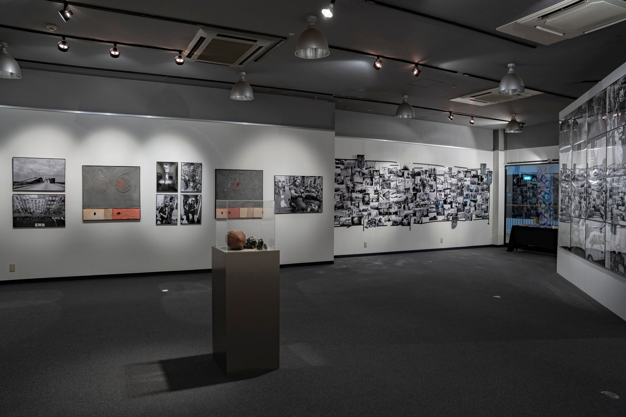 「1972-2022 TOMMAXと長濱治 二人の沖縄とアメリカ」展示風景