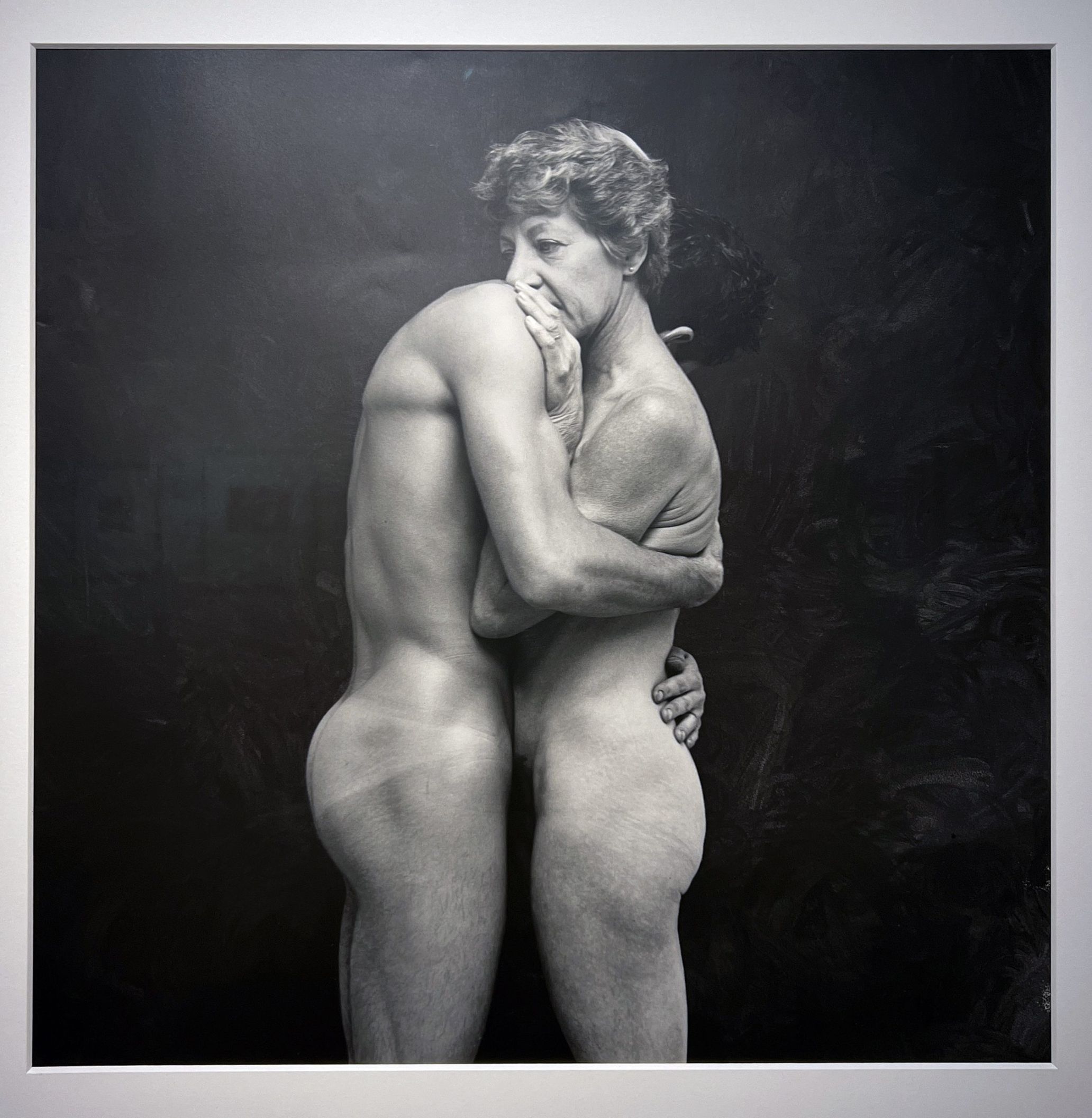 Paul Blanca ‘For my Mother. Mother and Son, 1982’. A photograph of Blanca and his mother embracing naked. Blanca embraces his mother with his whole body, while his mother looks somewhat complicated. Thirty years later, Blanca took a self-portrait of his elderly mother in his arms shortly before her death. I hoped to see a pair of the two pictures in this exhibition, but unfortunately this did not happen.