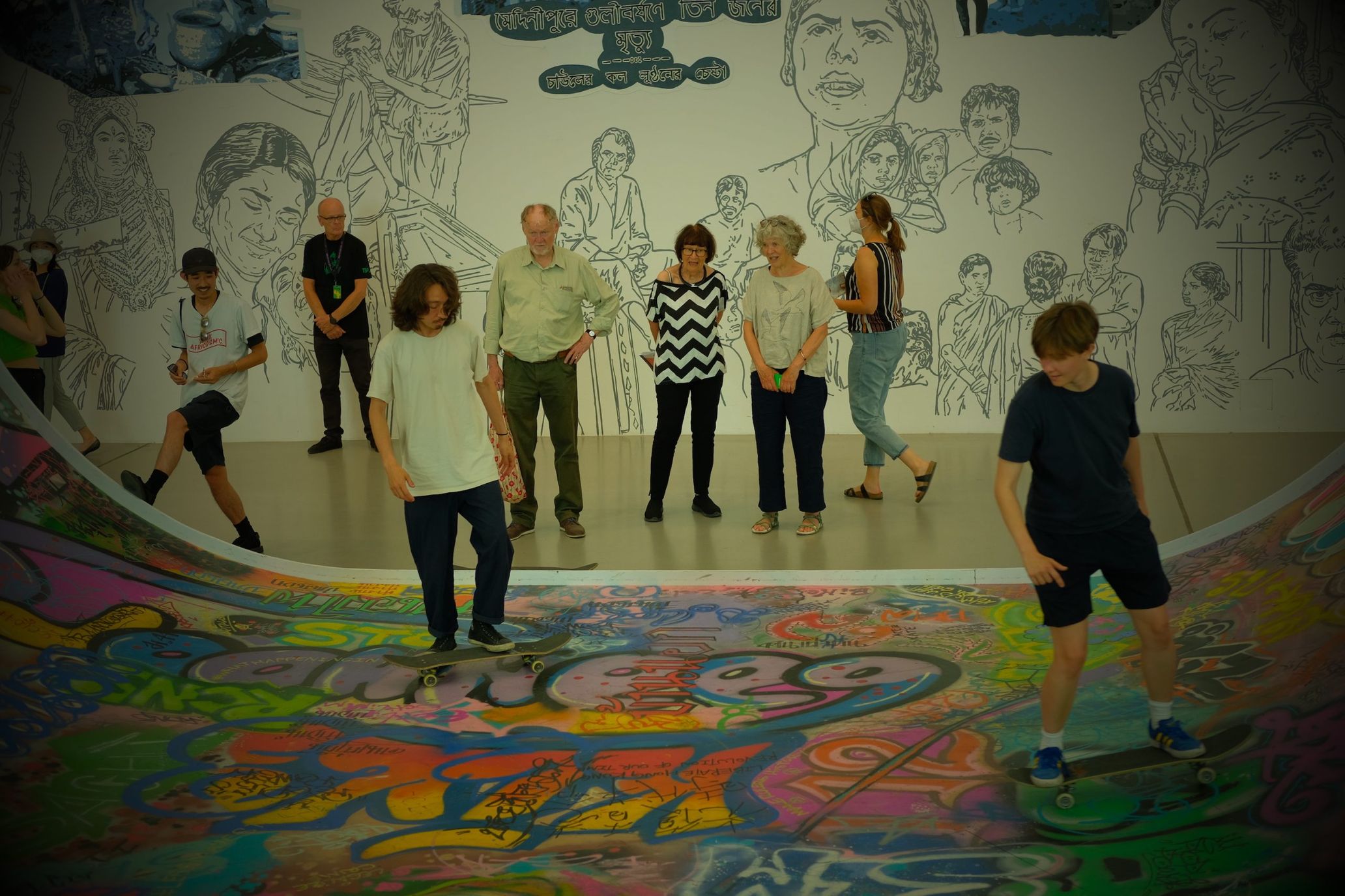 Gudskul　バングラデシュを拠点とするBritto Arts Trustの壁画が壁を覆う中でスケートボードを来場者が自由に行える