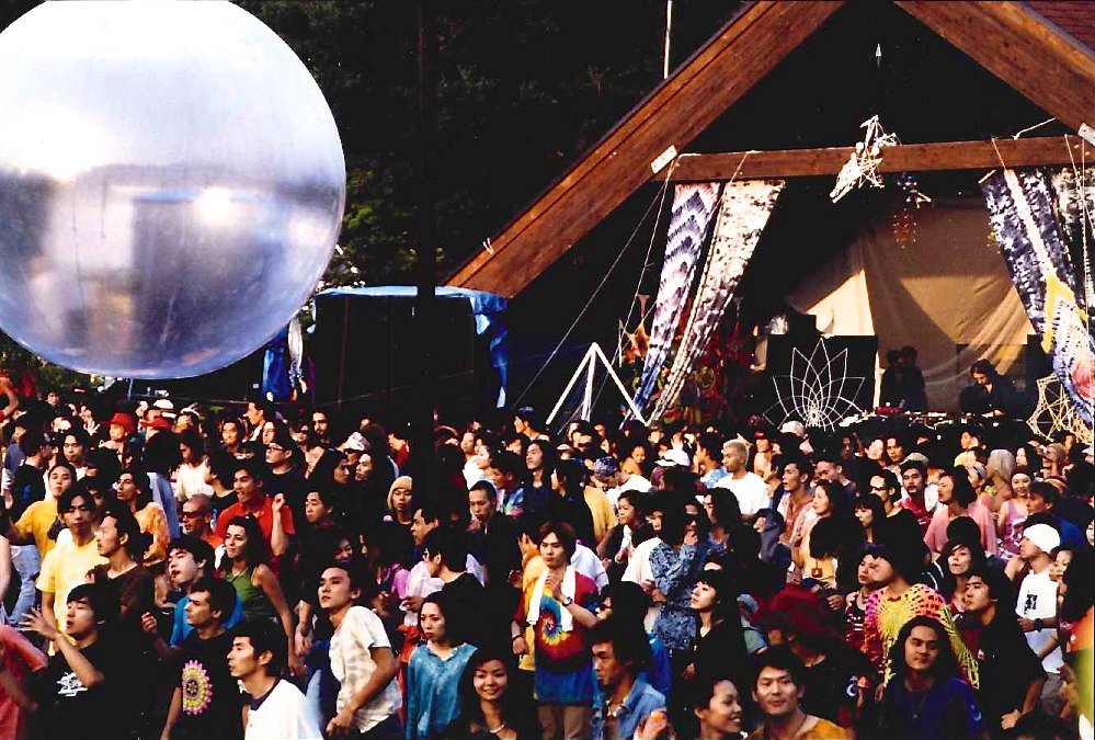 「The Strong Sun Autumnal Equinox Festival 『EQUINOX』」（1997）　＠岐阜県根の上高原
「前回は1000人来たし、一晩で終わるのはもったいない」と、1997年には岐阜県の根の上高原で2泊3日のキャンプインのフェスティバルスタイルでパーティを決行
Photography Kotaro Manabe
