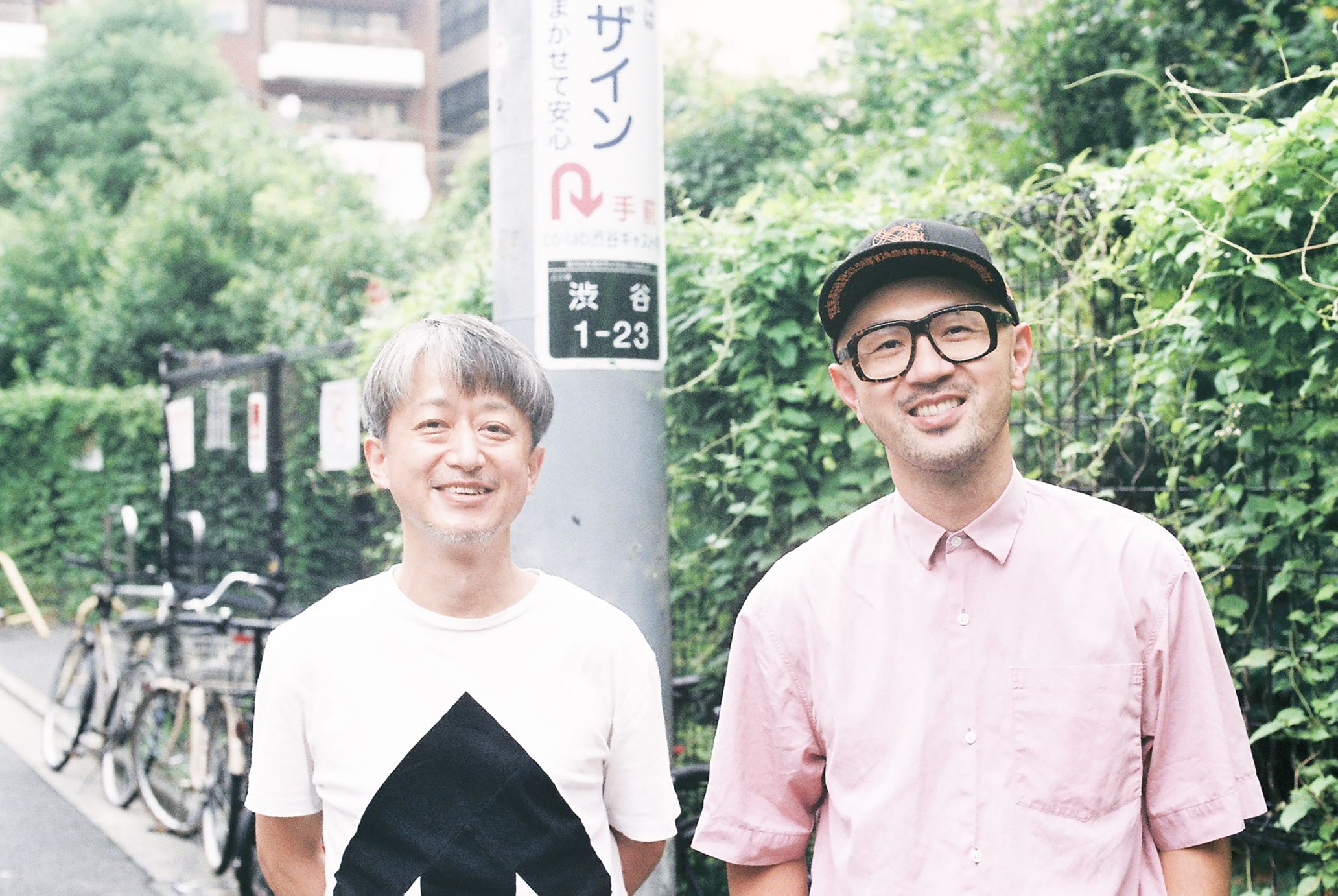 アートディレクター・正親篤（左）と写真家・正田真弘（右）