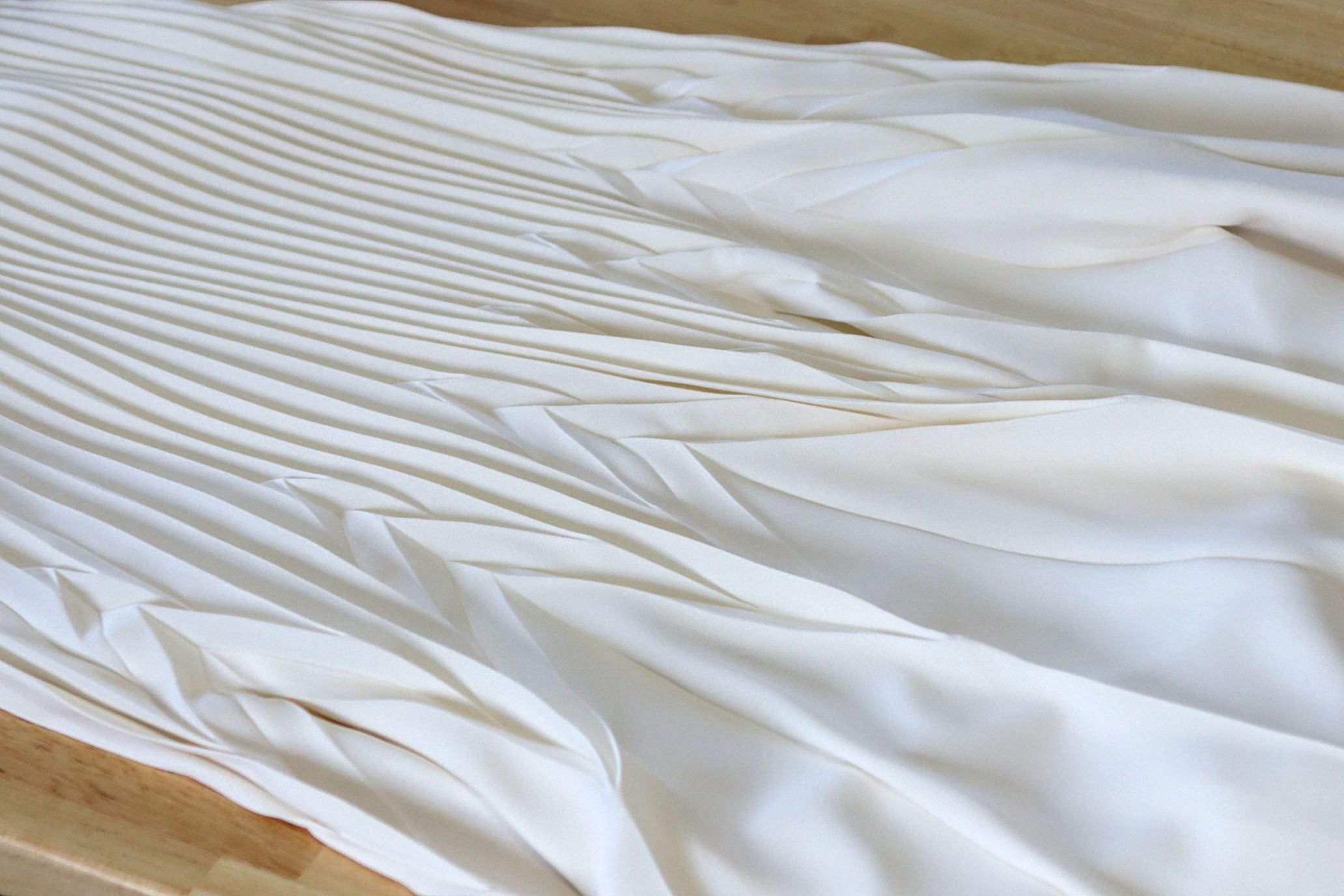ユナイテッドアローズの発注で考案したプリーツスカートの折り設計。縦プリーツの途中にジグザグを入れ、平行な線を屈折させることで広がる裾に（「スティーブン・アラン」2021SS）
©corsoyard