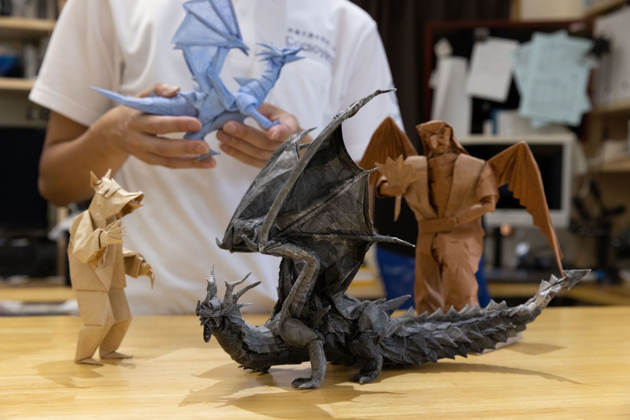 Representative works by Yuga Arisawa. (Clockwise from center front) “IBUKI” (2018), “Horse Man” (2015/improved ver.), “Azul Dragon” (2016/improved ver.) “Tengu” on the far right is his latest work, and is the subject of a new book, Origami Oji No Sugo Waza! Origami Japonism (October 16, 2022).