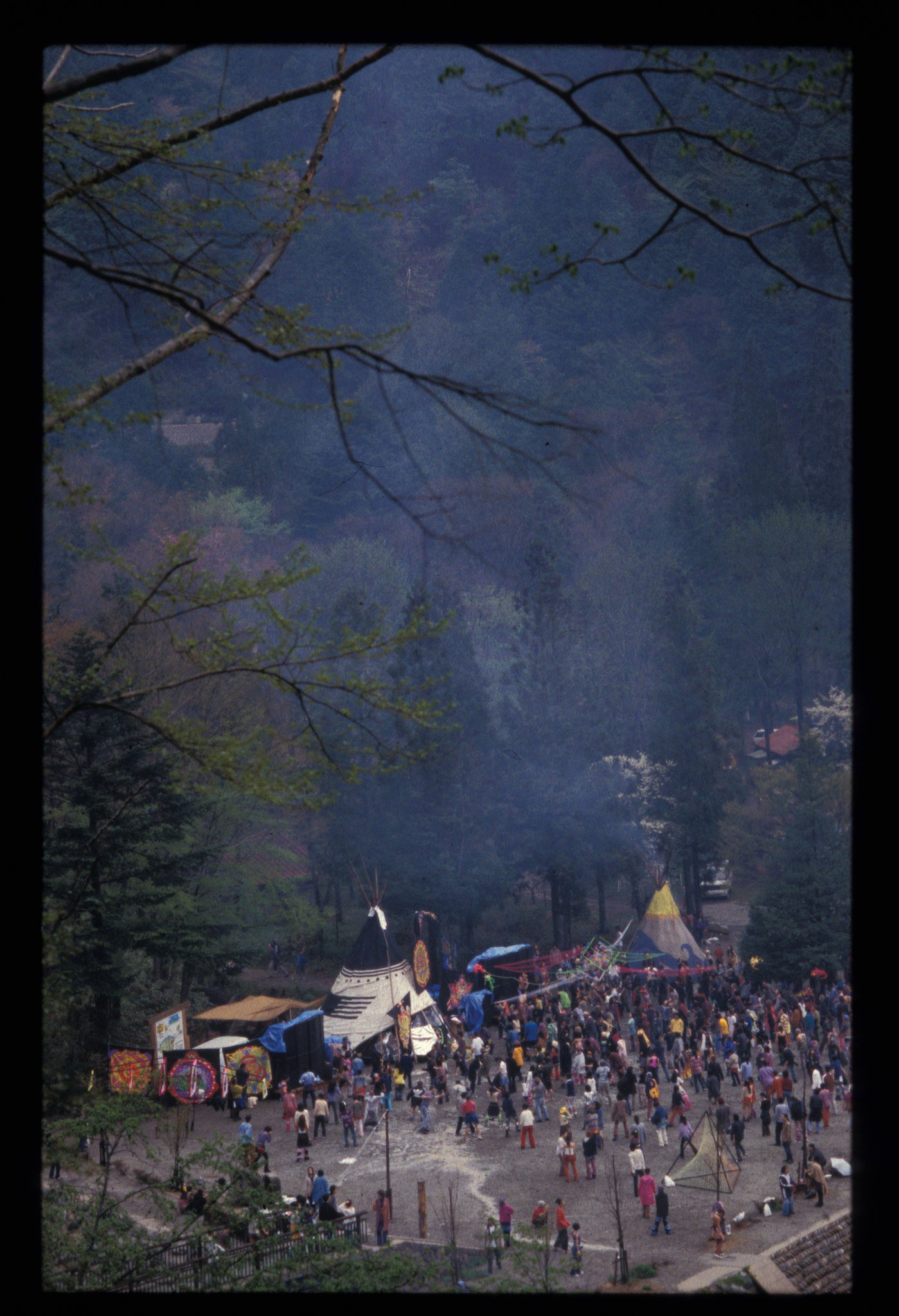 “EQUINOX”(1996) at Doai Campsite, Gifu Prefecture
The photos taken by Kotaro in “EQUINOX” at Doai Campsite were used for the first time on the cover of a publication, the free newspaper BALANCE. Published from 1999 to 2001, the magazine focused on outdoor party culture. It was edited by Takashi Kikuchi, a freelance writer who was also at the center of the scene at the time
Photography Kotaro Manabe