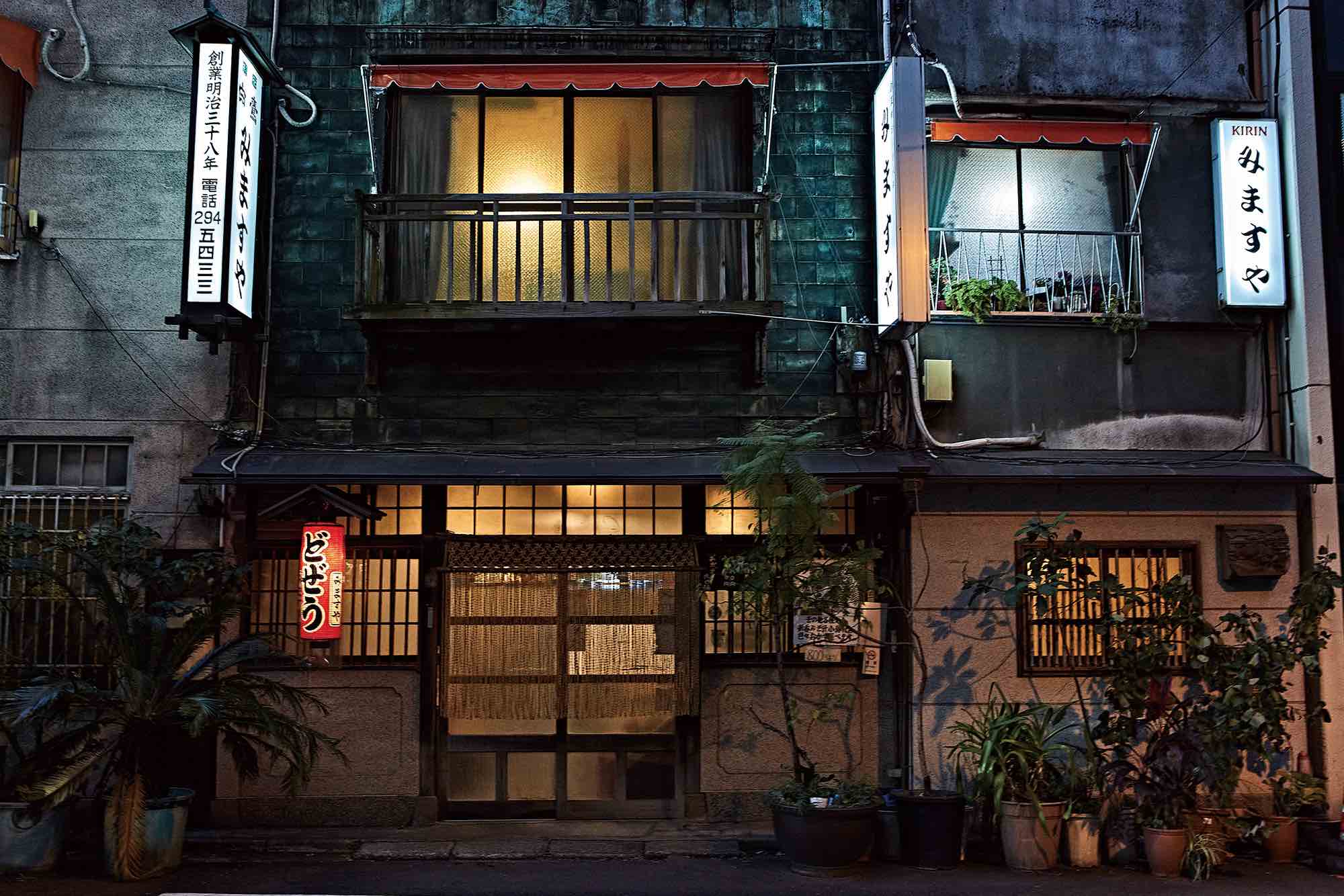 東京都千代田区「みますや」。広い店内には小座敷と広間がある Photography Junsuke Obi