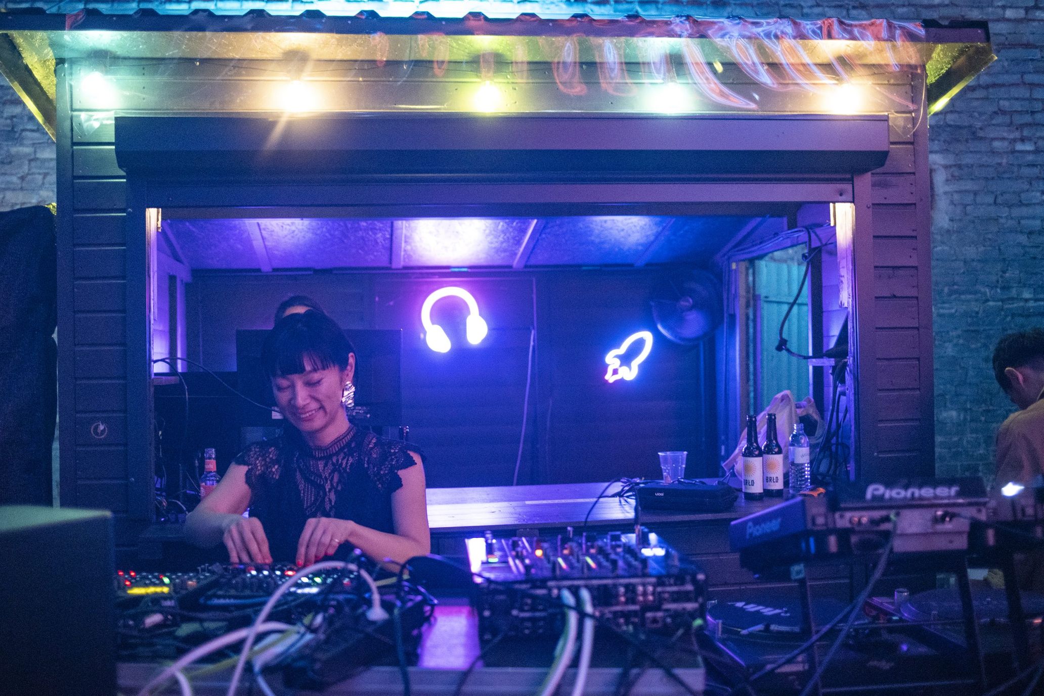 During Kyoka’s live performance, the space in front of the booth was filled with the audience dancing to intense beats. The pounding beats and groovy sounds quickly plunged the venue into a feverish party mode.