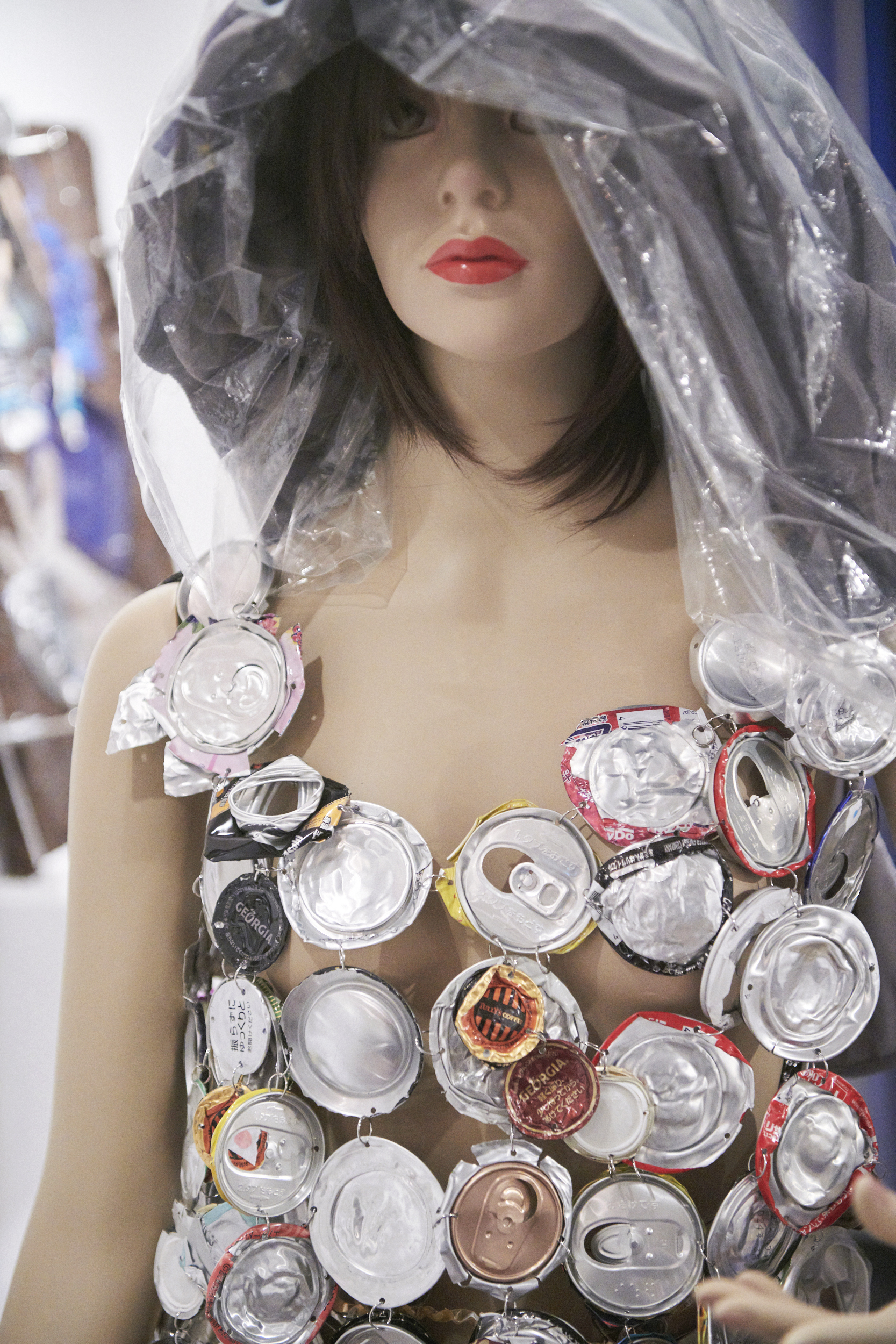 「RIVERSIDE STORY 渋谷川編 -川のゴミから作る衣装展-」の展示風景