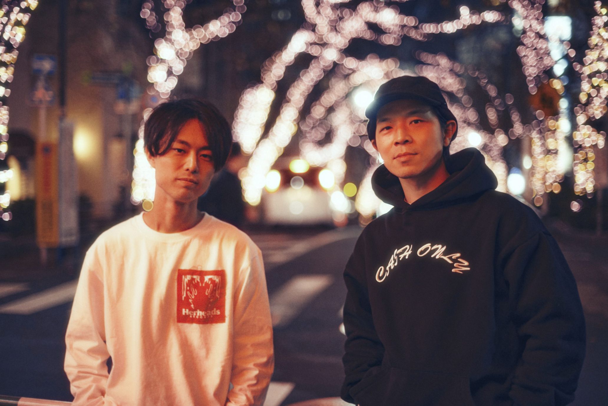 DYGL・秋山信樹（左）とアーティスト・Yosuke Tsuchida（右）