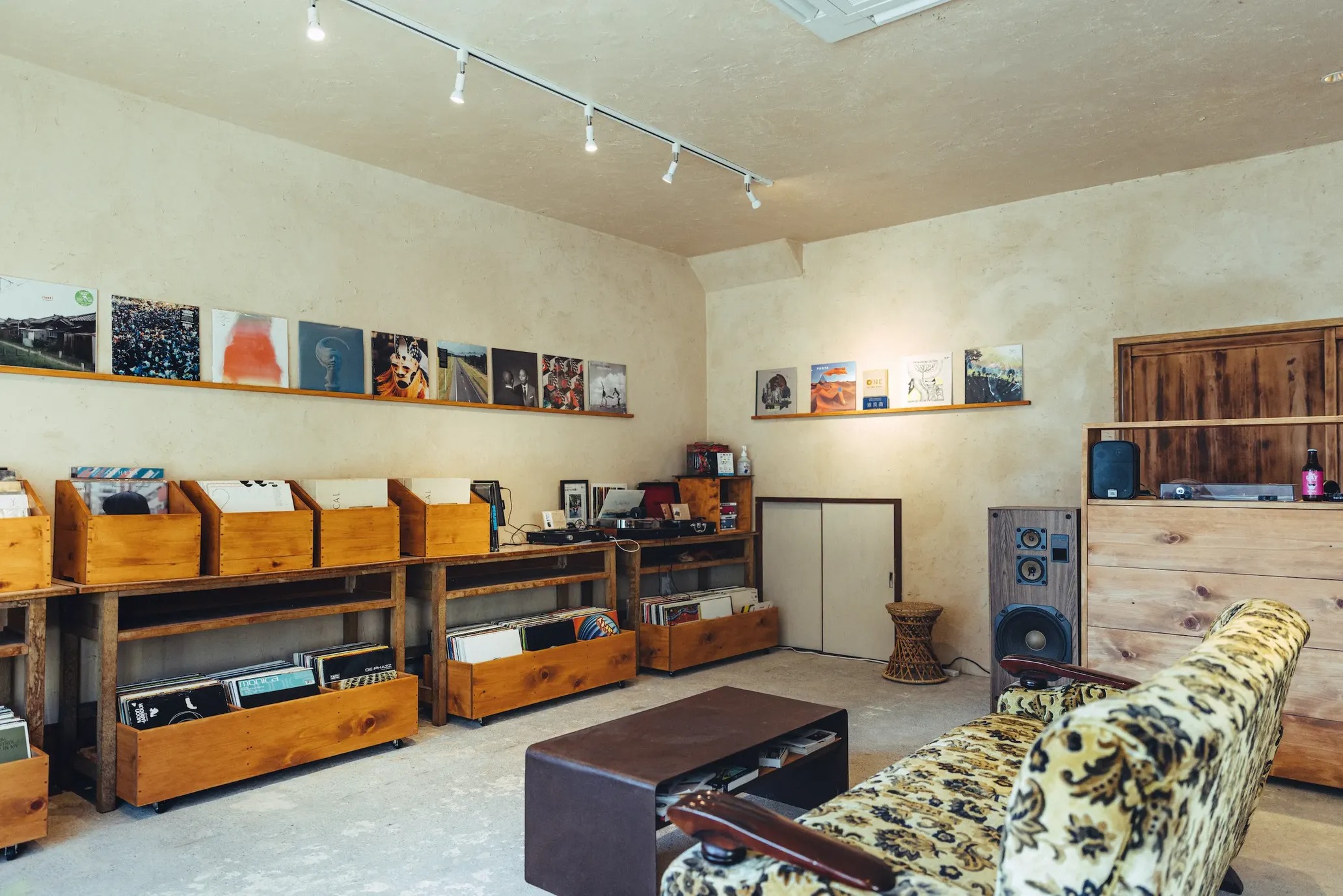 ① A photograph of the interior of ONE RECORD STORE. The interior design, which features old wood and antique furniture to create a sense of warmth, was elaborated by Rebuilding Center Japan.