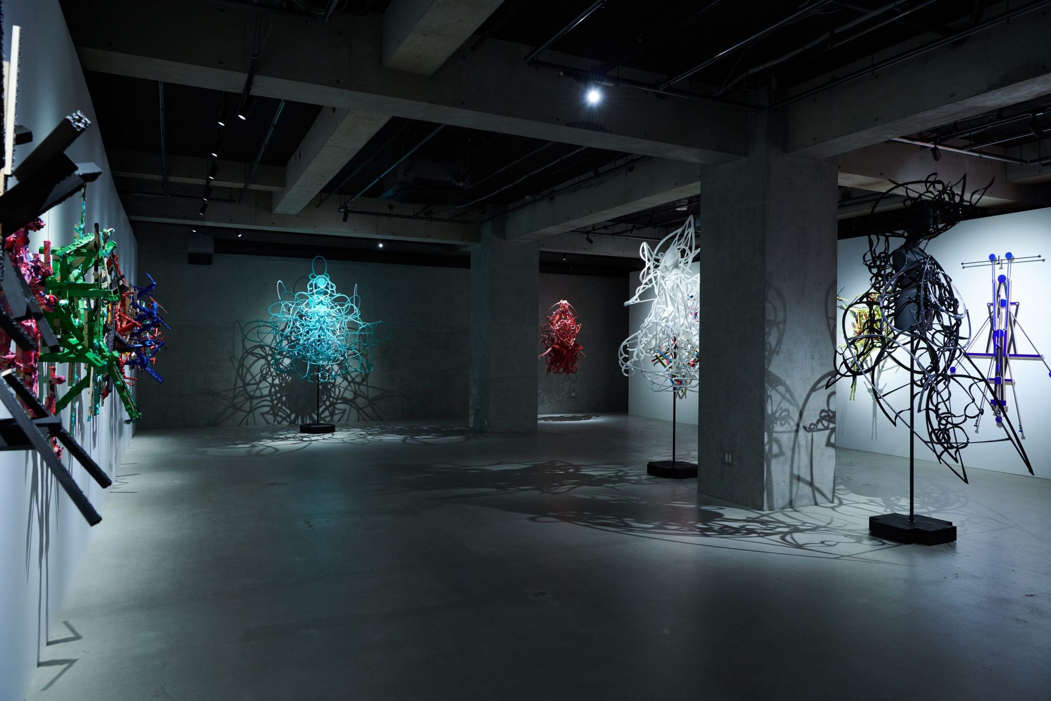 Interview with Fashion Designer Ryunosuke Okazaki: On Vital Instincts Expressed through Symmetrical Forms and Solo Sculpture Exhibition “002” in Resonance with Prayer