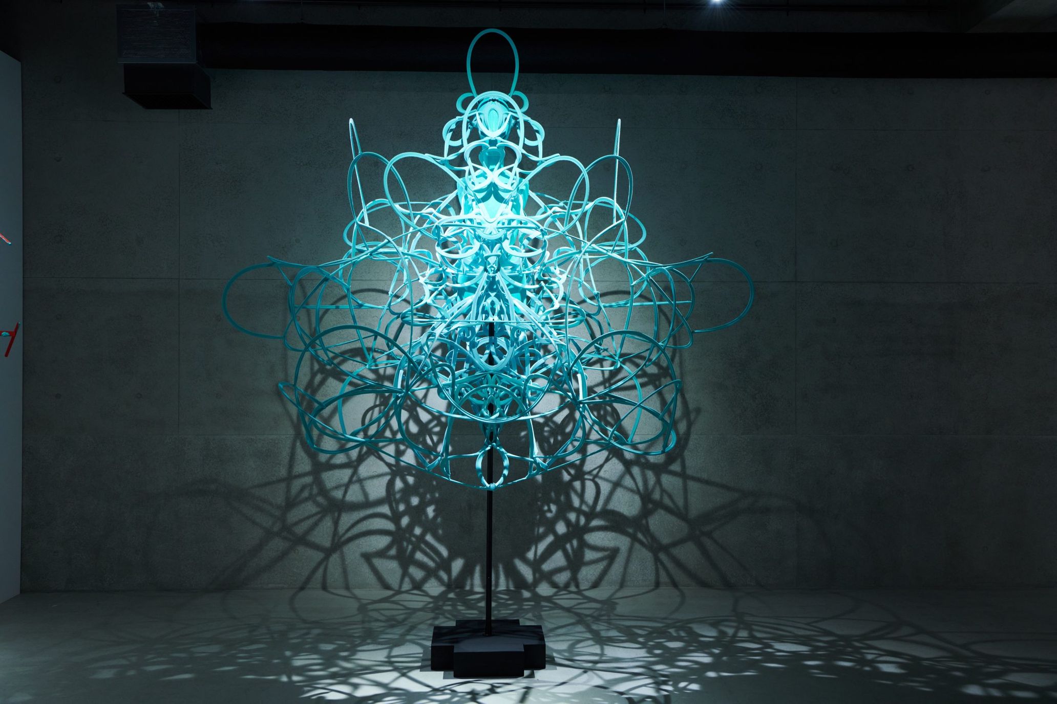 Interview with Fashion Designer Ryunosuke Okazaki: On Vital Instincts Expressed through Symmetrical Forms and Solo Sculpture Exhibition “002” in Resonance with Prayer