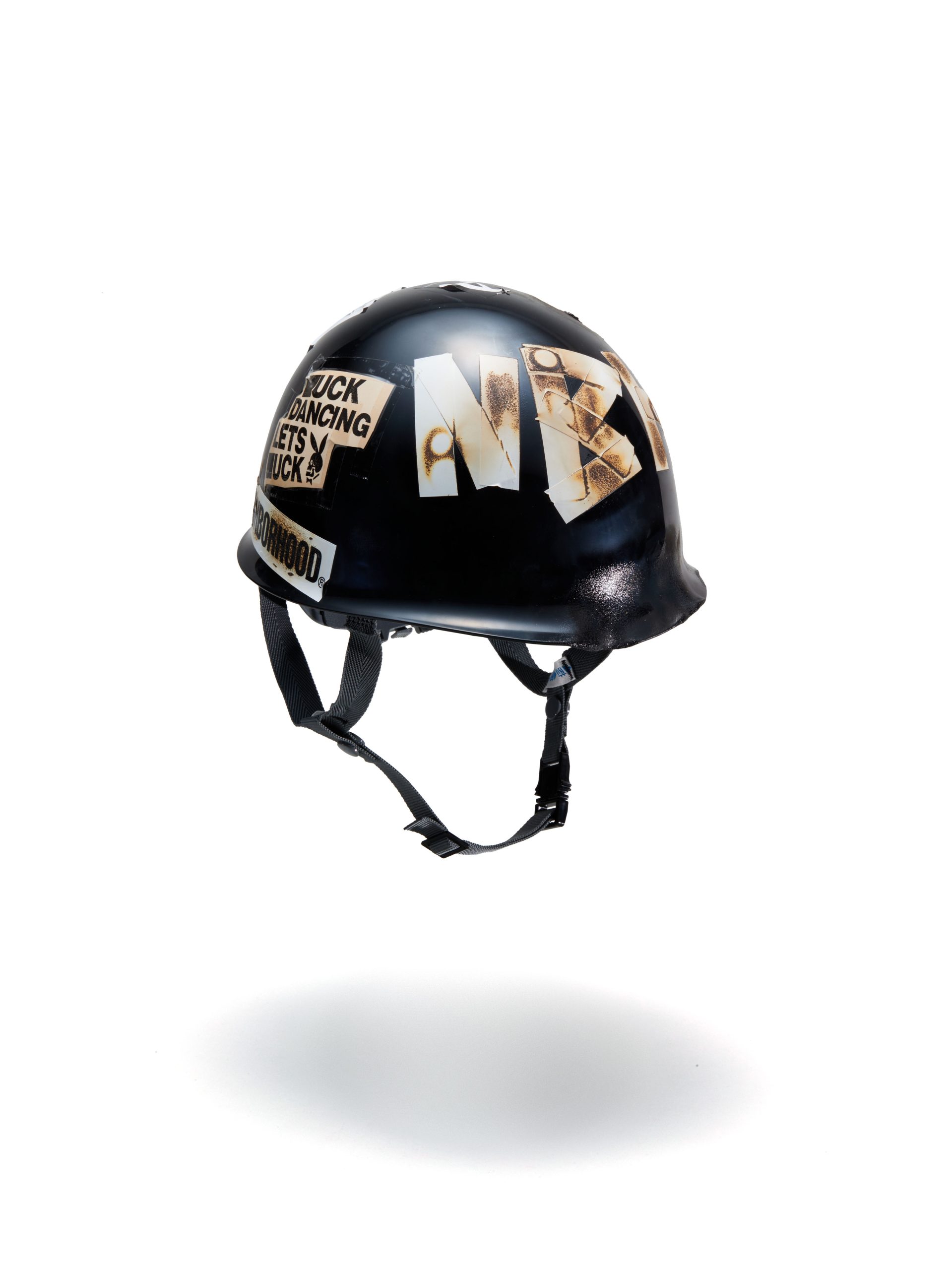 今回のコラボレーションでは、JUN INAGAWAがカスタムを手掛けた「ネイバーフッド」のヘルメットも10個限定で販売される