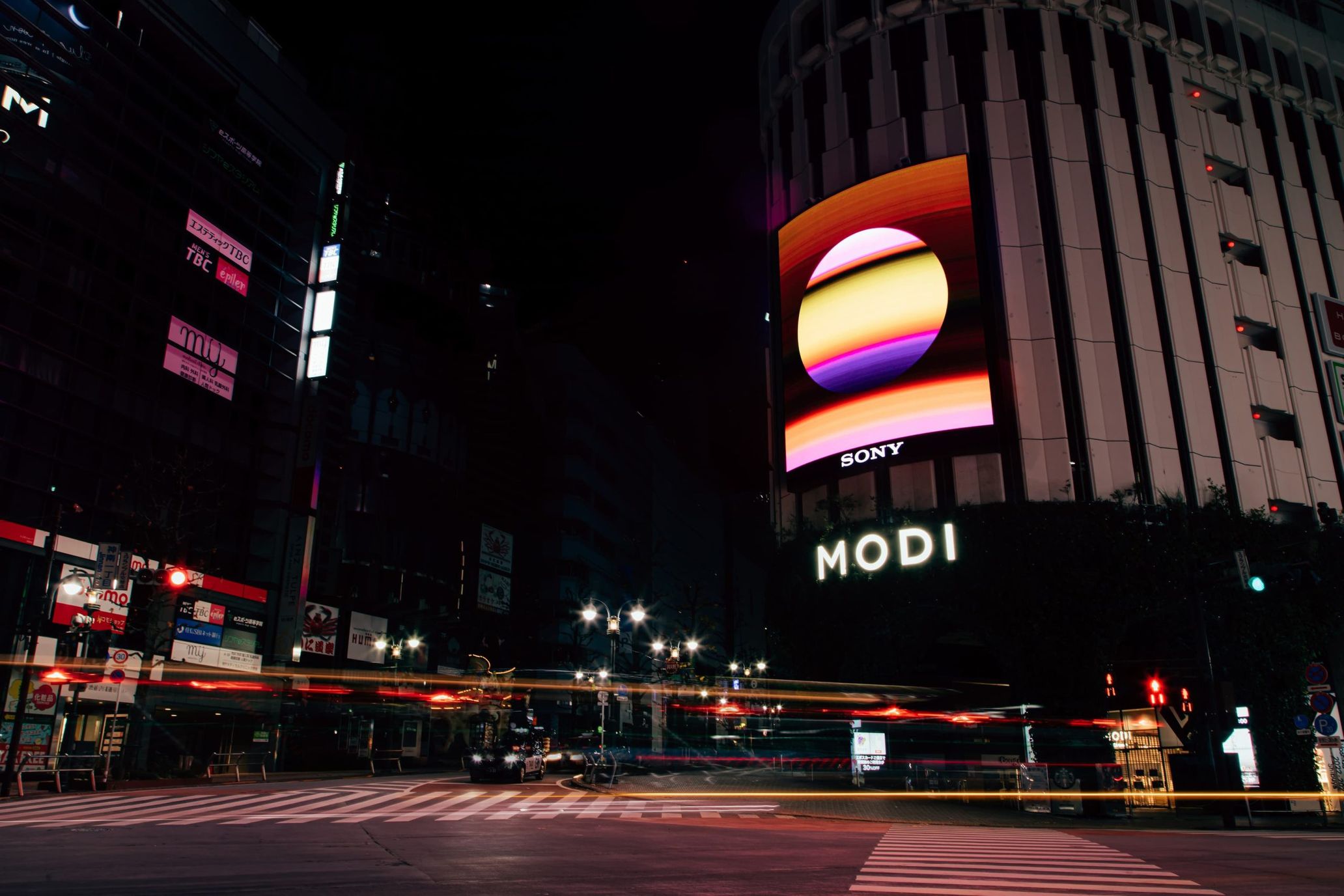 「MODI」の街頭ビジョンの映像