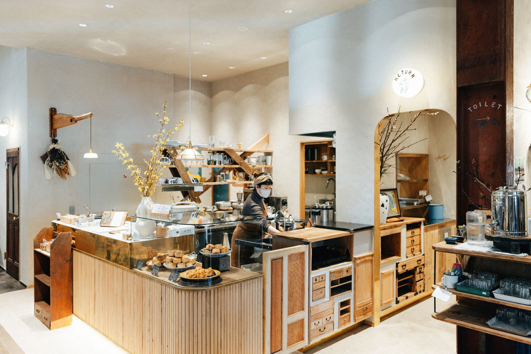 The cafe on the first floor of ReBuiCen is a place for people to meet, but is also utilized as a showroom that demonstrates how to use reclaimed materials