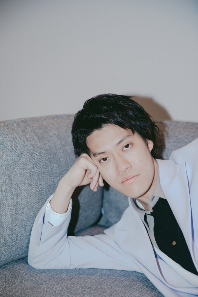An interview with Soshina from Shimofuri Myojo on His Song for “Ao no Orchestra”: The creative realm where his comedic and musical sensibilities intersect