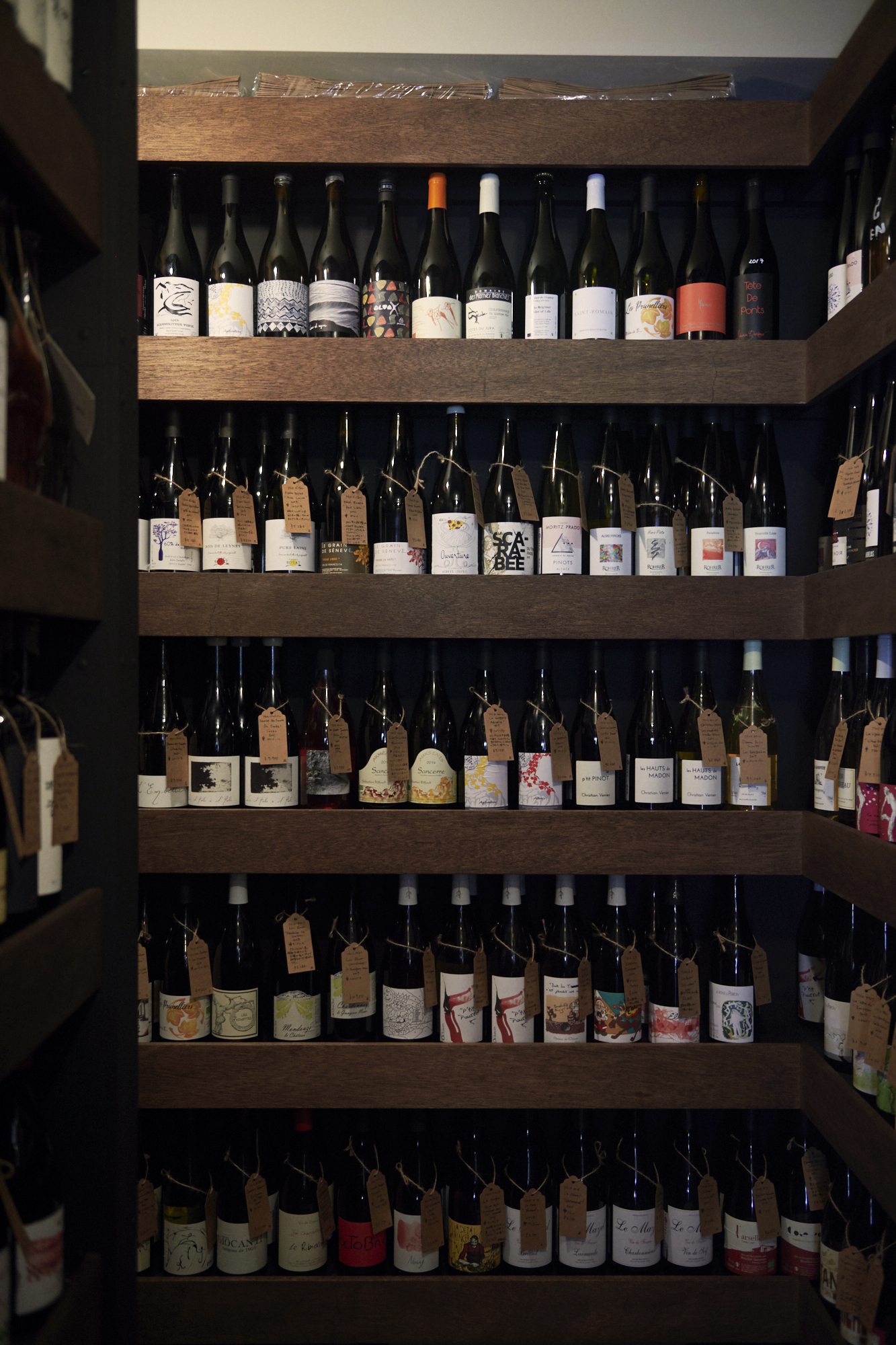 お店のワインセラーには常時600本ほどのワインが置かれており、購入することも可能