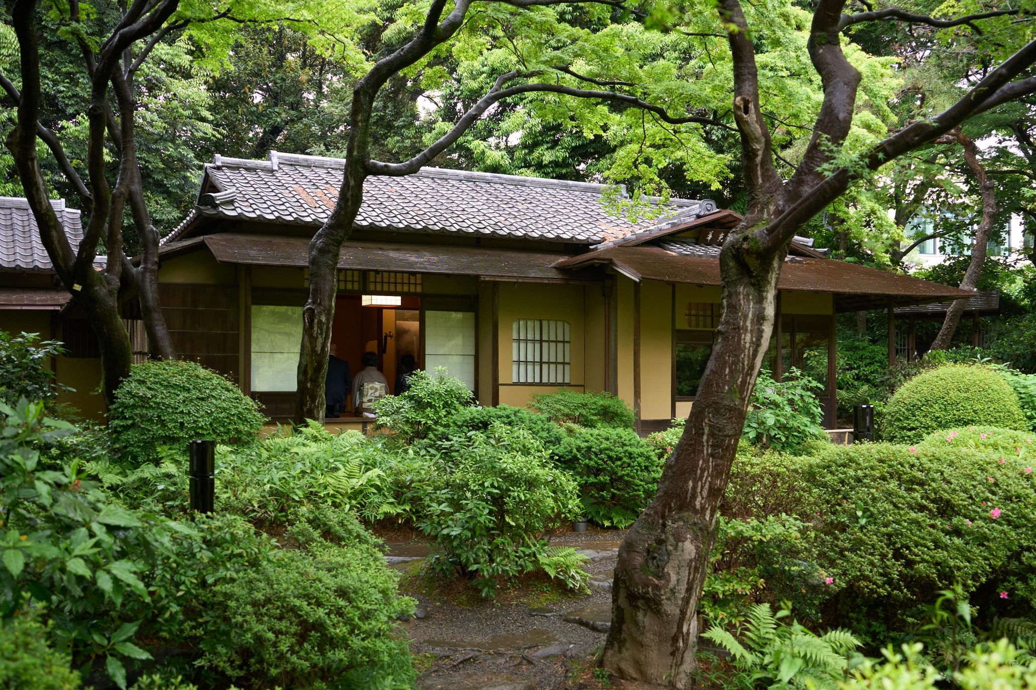 庭園美術館の日本庭園にある茶室「光華」ではお茶会も催された。同茶室の茶碗は杉本博司が手掛けている。