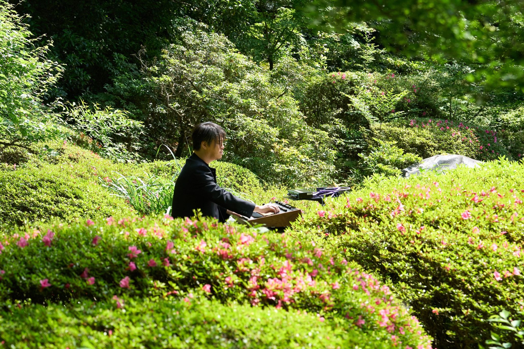 日本庭園でパフォーマンスする渋谷慶一郎