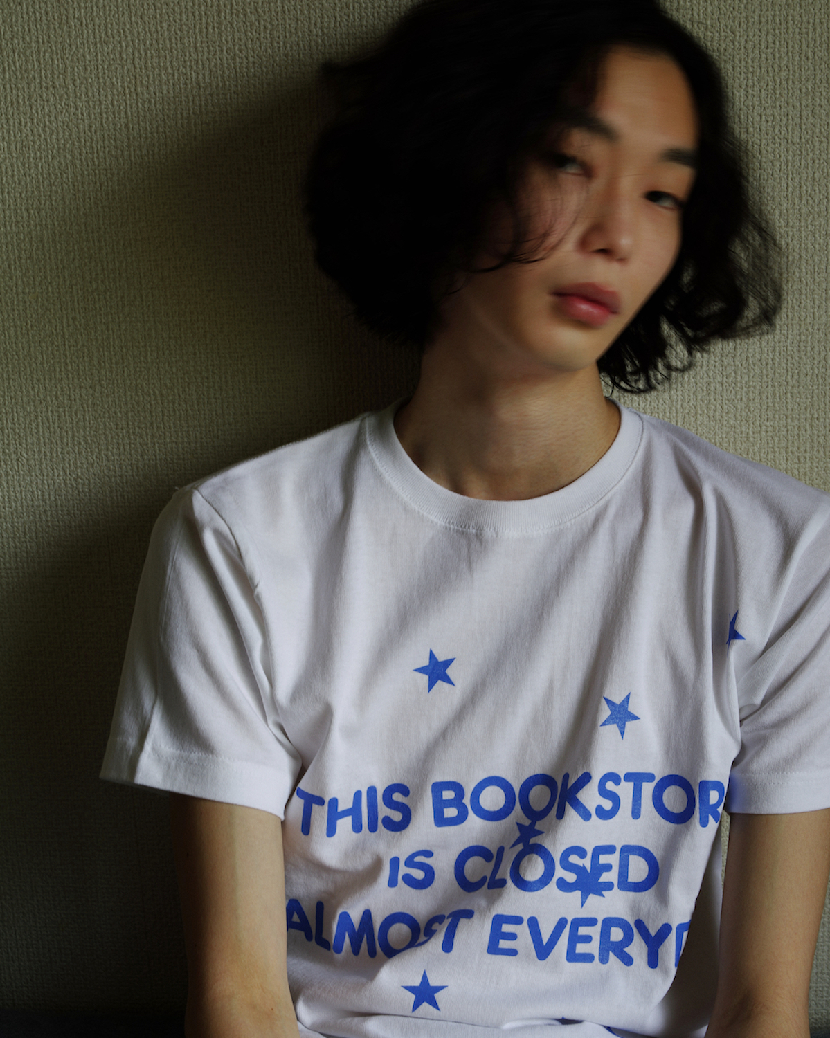 クードス」と「フロットサムブックス」のコラボTシャツが発売 - TOKION