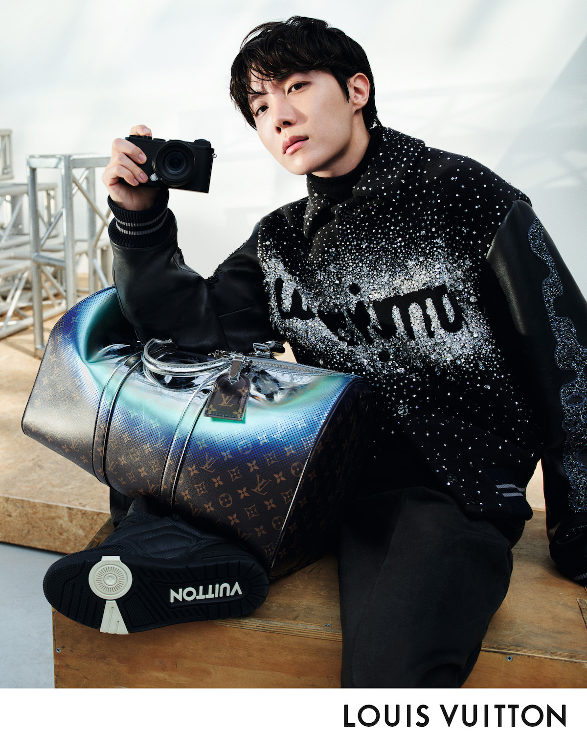 ルイ・ヴィトン」がBTSのJ-HOPEを起用した2023秋冬メンズ