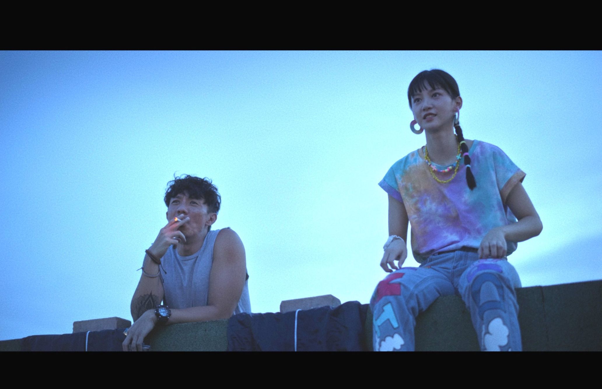 『星くずの片隅で』場面画像　ザク役のルイス・チョン（左）とキャンディ役のアンジェラ・ユン（右）