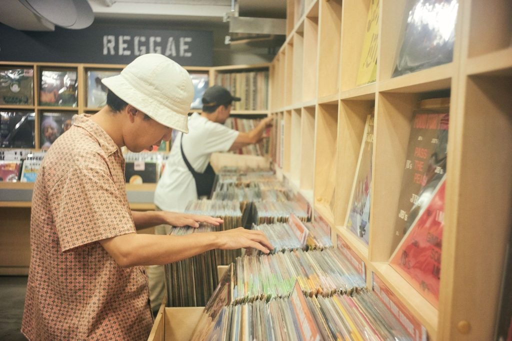 取材前に「HMV record shop 渋谷」でレコードを探す安部と岡田