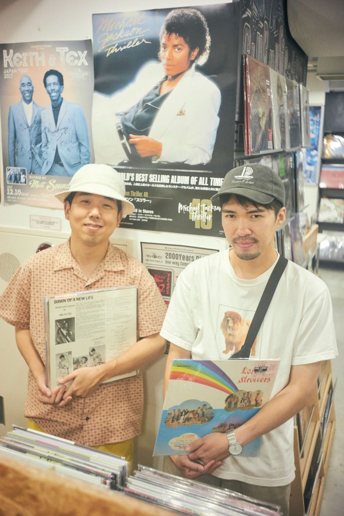「HMV record shop 渋谷」で、それぞれ購入したレコードを持って。never young beachの安部勇磨（左）と岡田拓郎（右）
