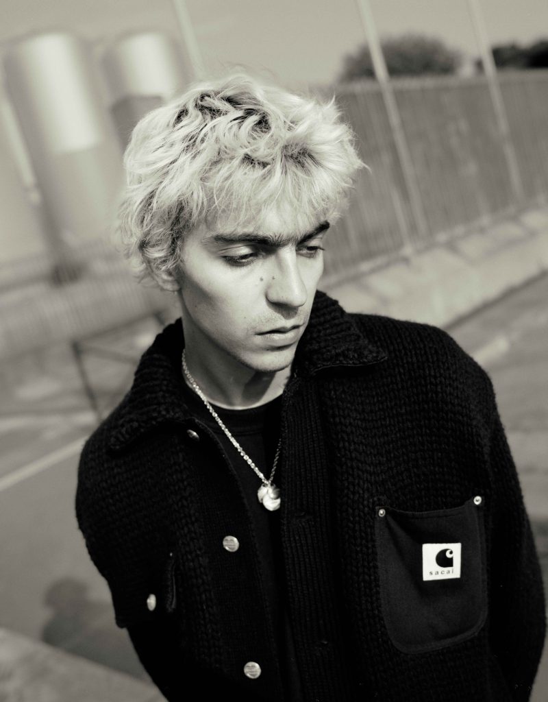 サカイ」と「カーハート WIP」のカプセルコレクションが9月8日に発売