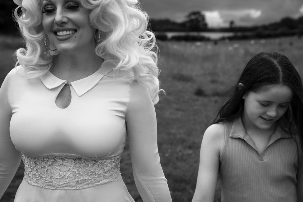 アリスのお気に入り、ケリーと娘アンバーの写真。Kelly O’Brien, The Dolly Parton Tribute, with her daughter Amber, Aldbury Pastures, Hertfordshire 2021. ©️Alice Hawkins
