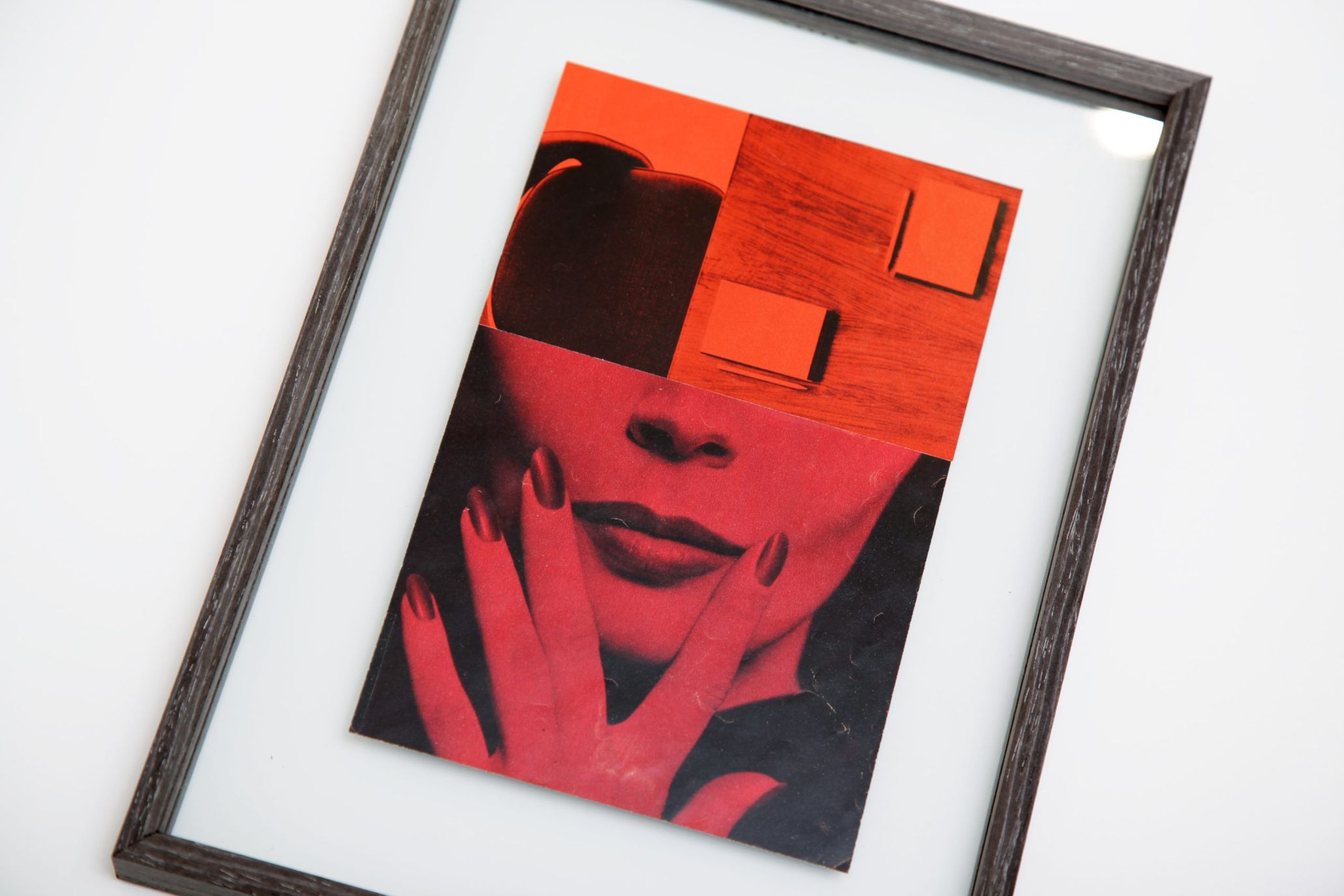 4月に開催された個展「ANONYME」に寄せて制作されたコラージュ作品。アクリル板に貼り付けられた赤と黒のスタイリッシュでいて詩的なイメージが観る者を惹き込む。