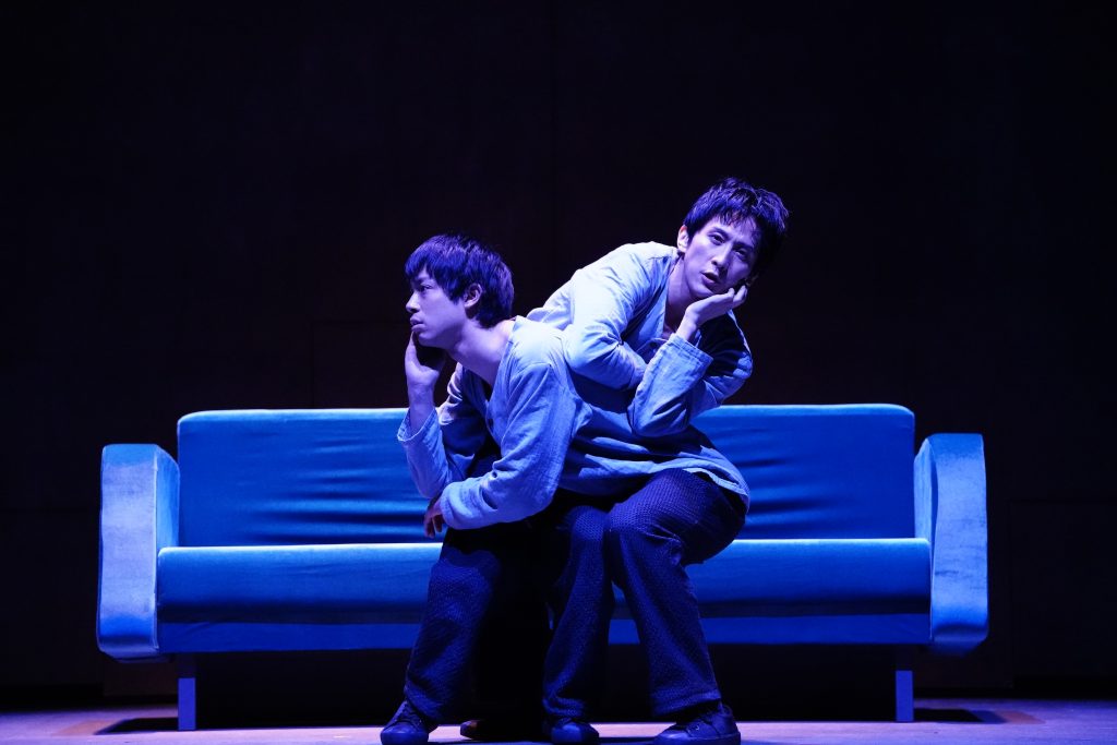 初演時の舞台 渡辺大知（左）と成河（右）Photography Aki Tanaka