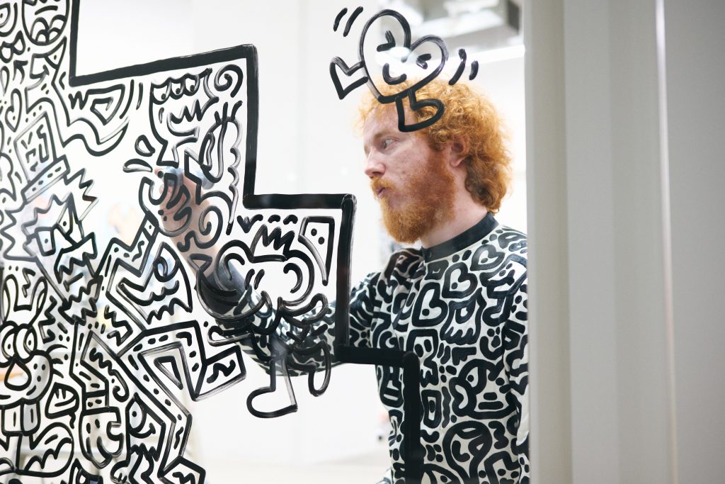 世界が注目する美術家・Mr Doodleが「パックマン」とのコラボレーションで得た気付き