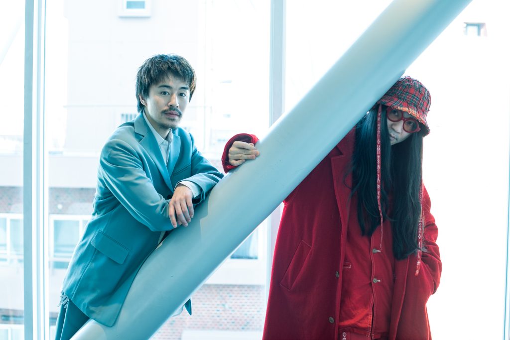 『i ai』の主演の富田健太郎（左）と監督のマヒトゥ・ザ・ピーポー（右）